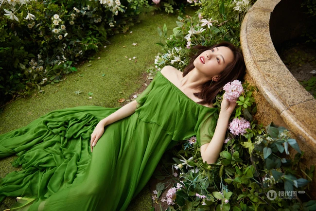 陈都灵绿意盎然露肩长裙着身在如秘境般的花园浪漫写真图片