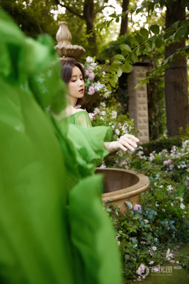 陈都灵绿意盎然露肩长裙着身在如秘境般的花园浪漫写真图片