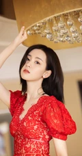 陈都灵气质红色蕾丝连衣裙着身青春气息十足居家写真图片