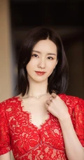 陈都灵气质红色蕾丝连衣裙着身青春气息十足居家写真图片