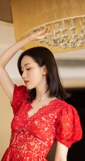 陈都灵气质红色蕾丝连衣裙着身青春气息十足居家写真图片