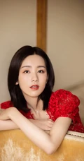 陈都灵气质红色蕾丝连衣裙着身青春气息十足居家写真图片