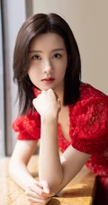 陈都灵气质红色蕾丝连衣裙着身青春气息十足居家写真图片