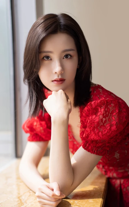 陈都灵气质红色蕾丝连衣裙着身青春气息十足居家写真图片