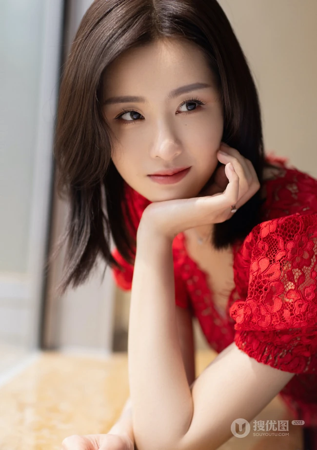 陈都灵气质红色蕾丝连衣裙着身青春气息十足居家写真图片