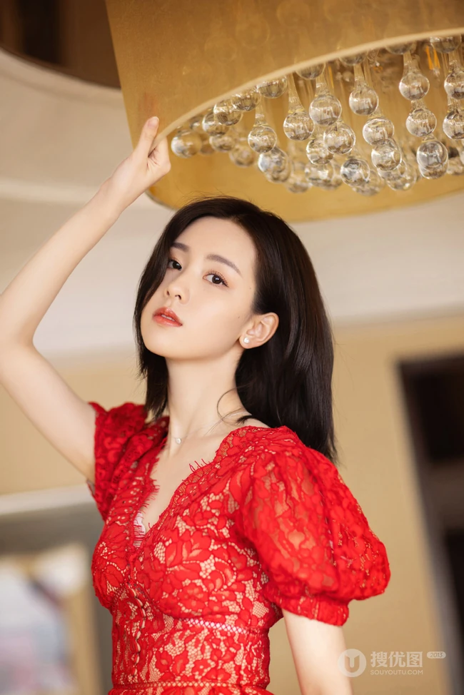 陈都灵气质红色蕾丝连衣裙着身青春气息十足居家写真图片