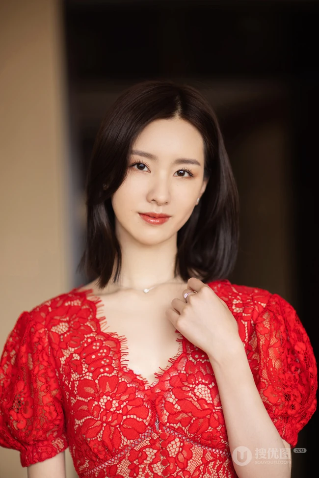 陈都灵气质红色蕾丝连衣裙着身青春气息十足居家写真图片