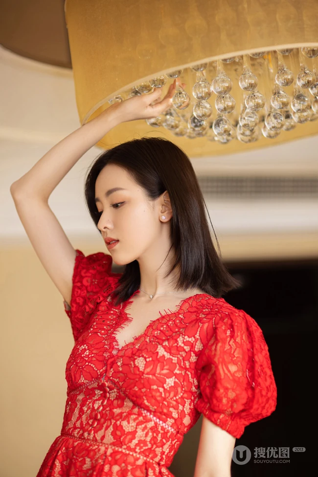 陈都灵气质红色蕾丝连衣裙着身青春气息十足居家写真图片