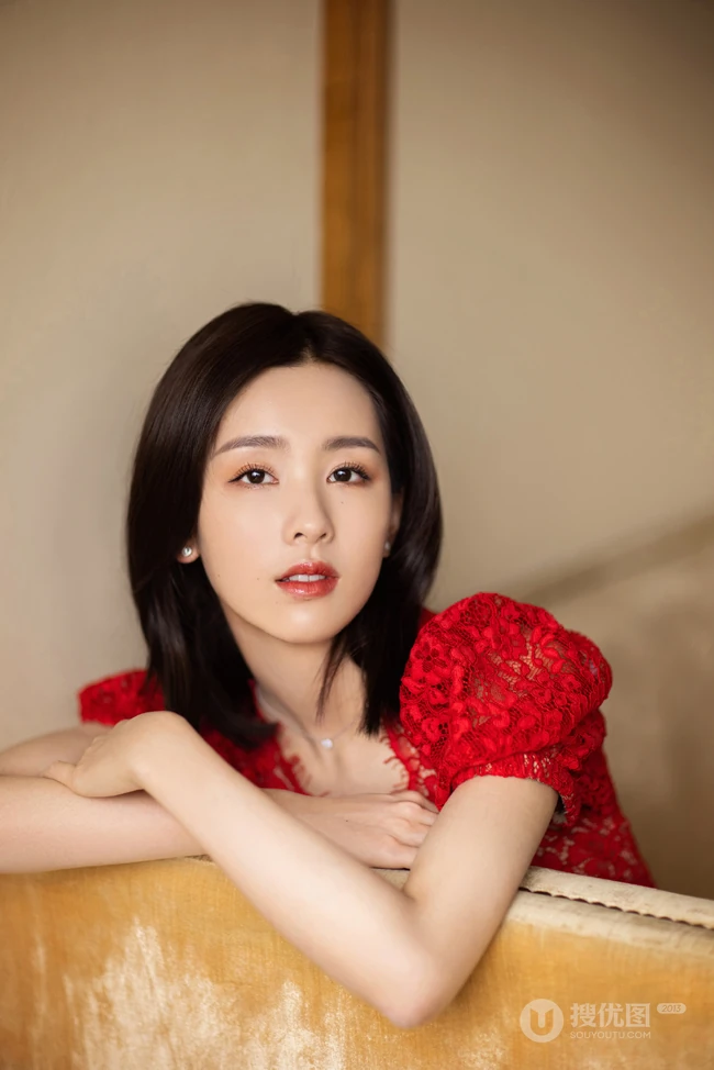 陈都灵气质红色蕾丝连衣裙着身青春气息十足居家写真图片