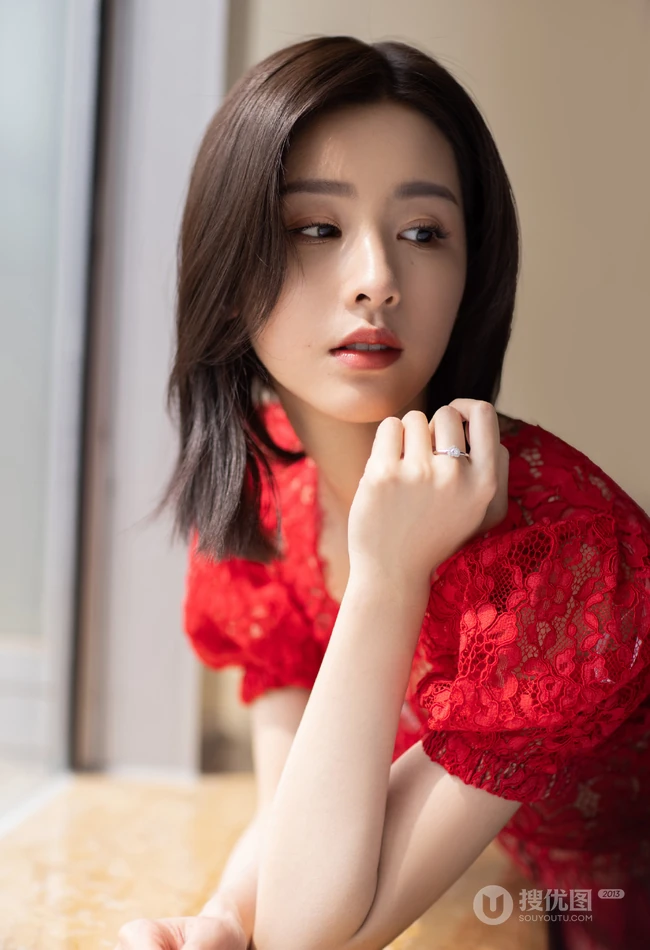 陈都灵气质红色蕾丝连衣裙着身青春气息十足居家写真图片