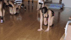 她们这是在练什么呢？女生gif趴跪式动态图片