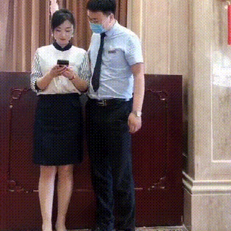 差点就被误会了，怎么不是你？同事之间搞笑GIF动态图片