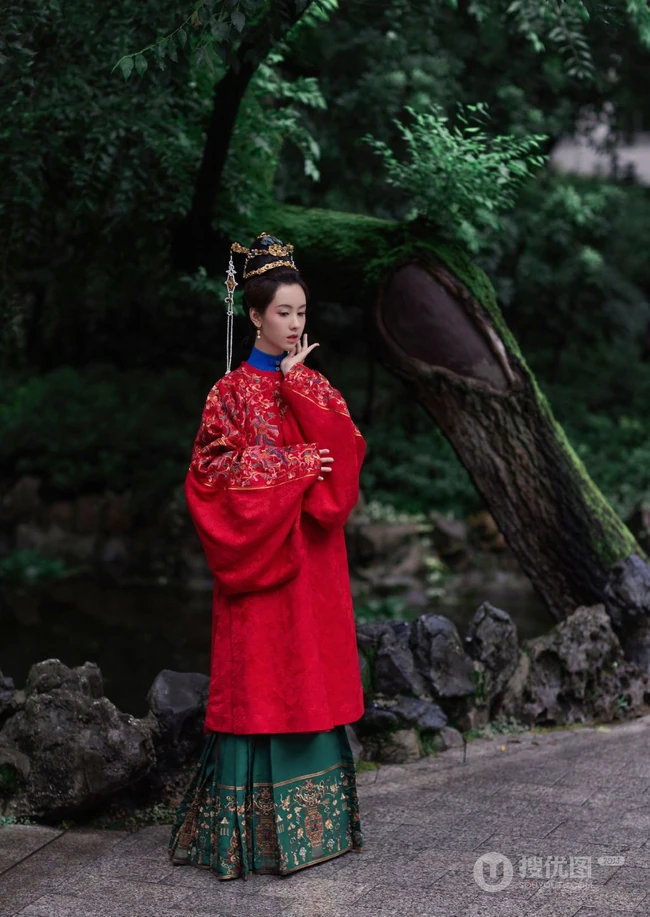 陈都灵古风玉楼春装扮优雅古典韵味十足写真图片