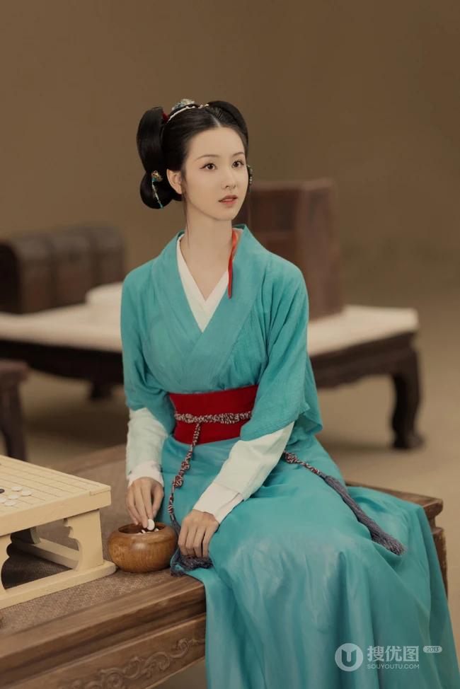 陈都灵古风侍女装扮，宛若画中人，古朴温雅气质写真美图