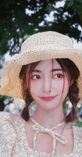 许佳琪头戴草帽，手抱猫咪，身穿小碎花裙户外清新写真图片