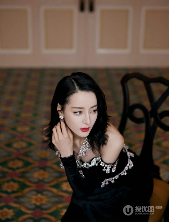 迪丽热巴高贵优雅深袜绒公主裙户外森系写真图片