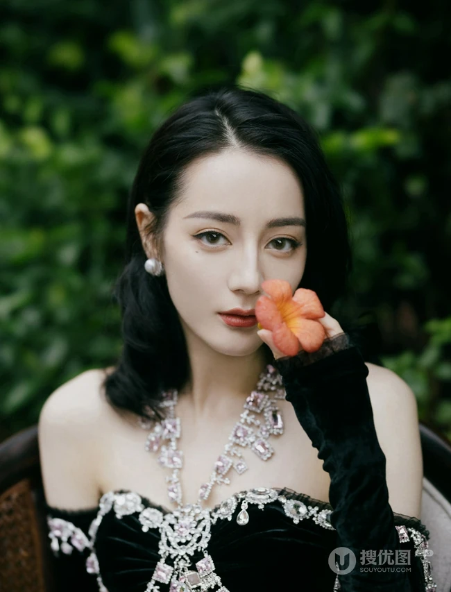 迪丽热巴高贵优雅深袜绒公主裙户外森系写真图片
