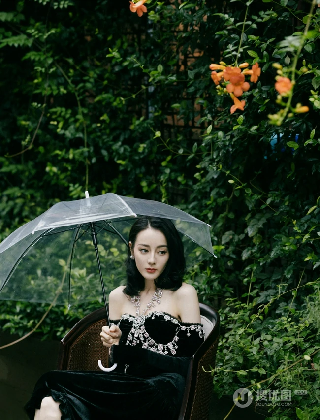 迪丽热巴高贵优雅深袜绒公主裙户外森系写真图片