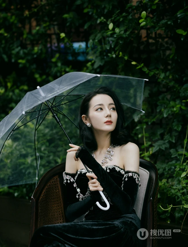 迪丽热巴高贵优雅深袜绒公主裙户外森系写真图片