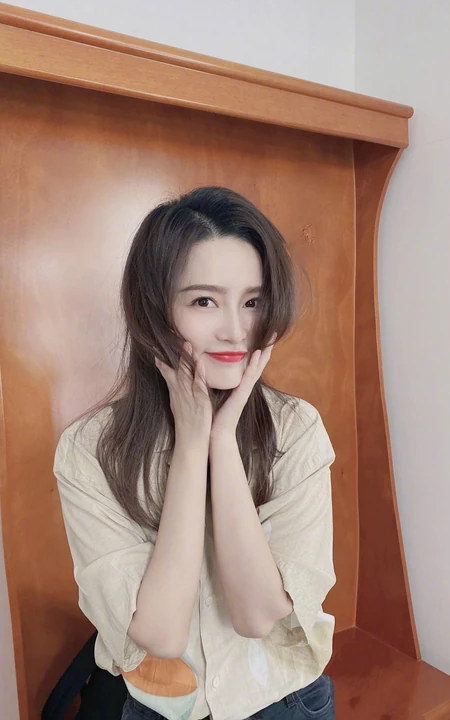李沁清新随性印花衬衫穿搭居家甜美可爱2K手机壁纸图片
