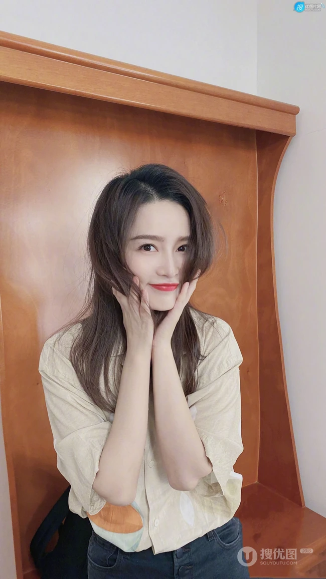 李沁清新随性印花衬衫穿搭居家甜美可爱2K手机壁纸图片