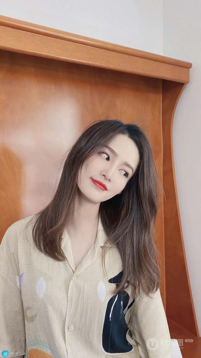 李沁清新随性印花衬衫穿搭居家甜美可爱2K手机壁纸图片