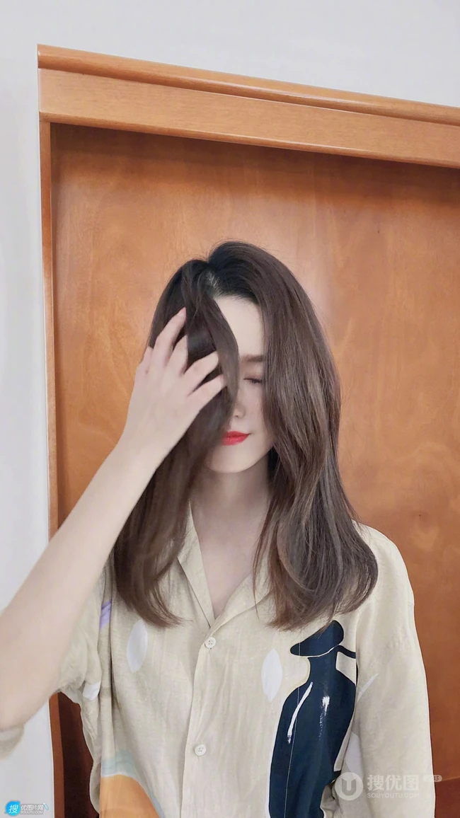 李沁清新随性印花衬衫穿搭居家甜美可爱2K手机壁纸图片