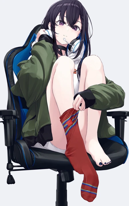 戴着耳麦，正在电脑椅上穿袜子的动漫美少女高清插画手机壁纸图片