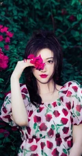 景甜初秋花间浪漫写真，身着玫瑰花，草莓 印花连衣裙，甜美心动的感觉