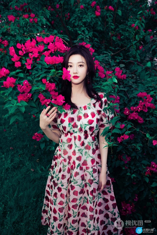 景甜初秋花间浪漫写真，身着玫瑰花，草莓 印花连衣裙，甜美心动的感觉