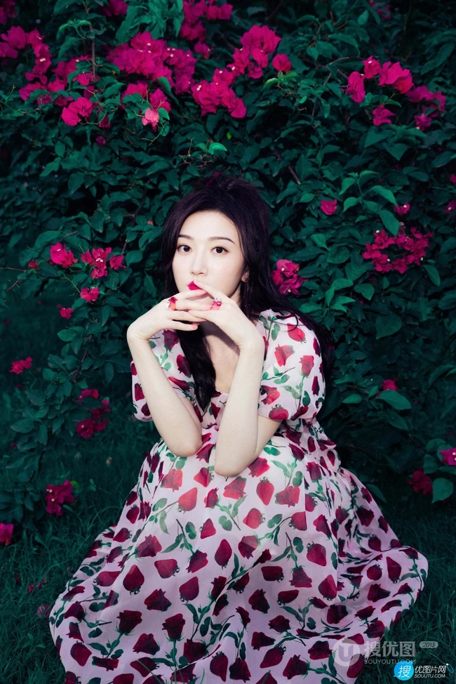景甜初秋花间浪漫写真，身着玫瑰花，草莓 印花连衣裙，甜美心动的感觉