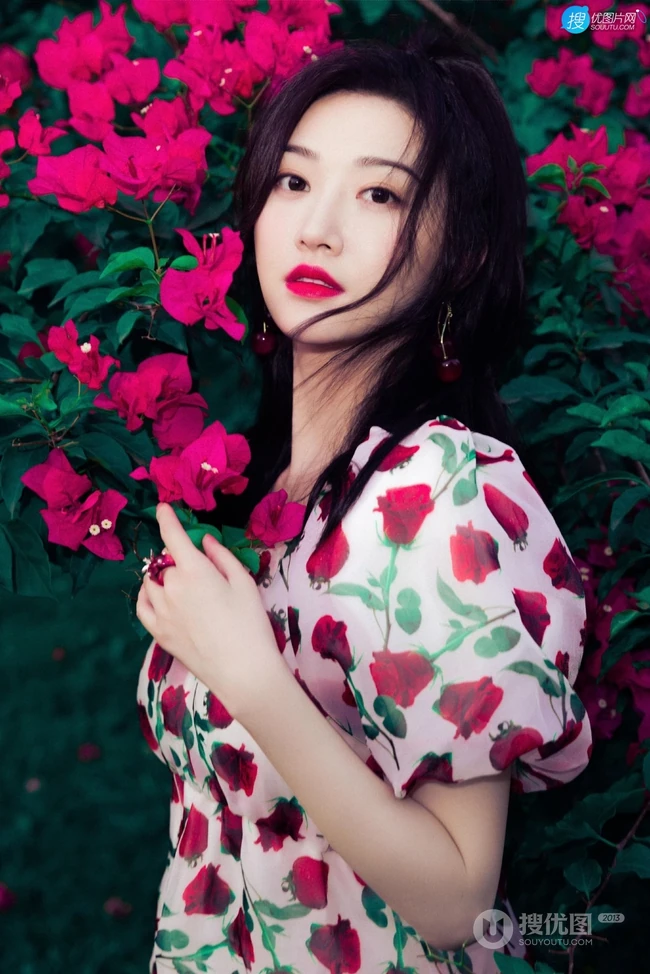 景甜初秋花间浪漫写真，身着玫瑰花，草莓 印花连衣裙，甜美心动的感觉