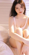 又纯又欲的气质浅粉女生身着紧身白背心短裤显白皙好看上围身材写真图集