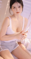 又纯又欲的气质浅粉女生身着紧身白背心短裤显白皙好看上围身材写真图集