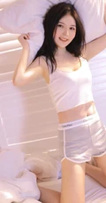 又纯又欲的气质浅粉女生身着紧身白背心短裤显白皙好看上围身材写真图集