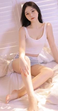 又纯又欲的气质浅粉女生身着紧身白背心短裤显白皙好看上围身材写真图集