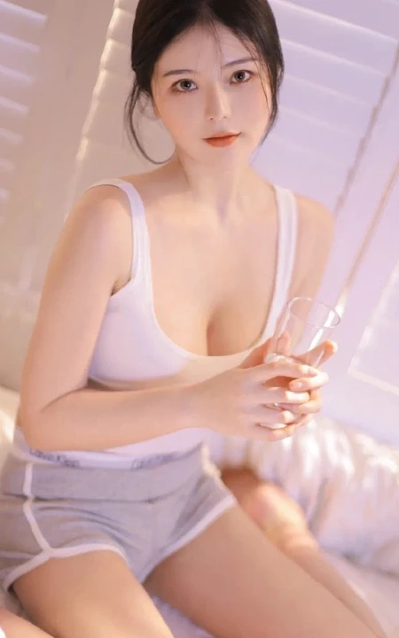 又纯又欲的气质浅粉女生身着紧身白背心短裤显白皙好看上围身材写真图集