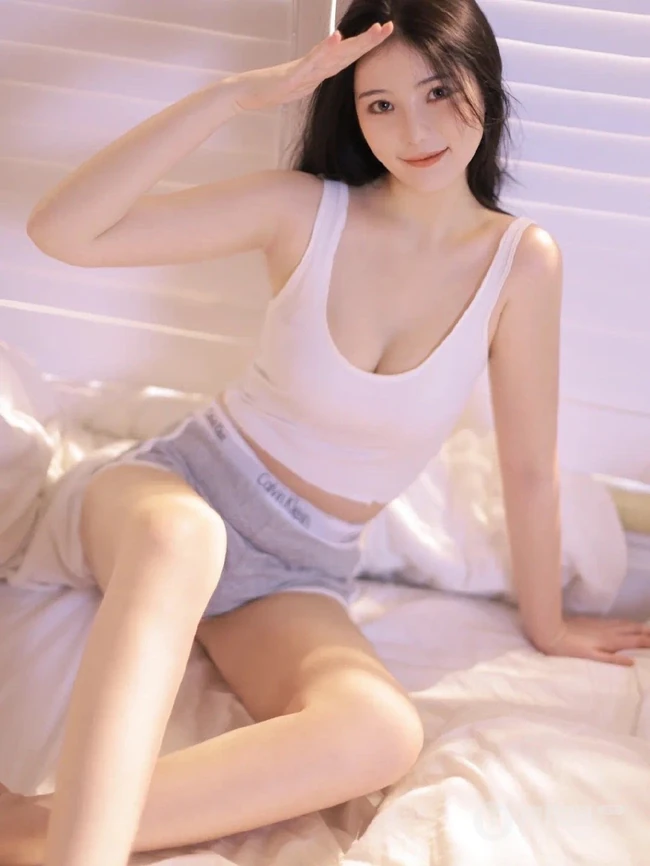 又纯又欲的气质浅粉女生身着紧身白背心短裤显白皙好看上围身材写真图集