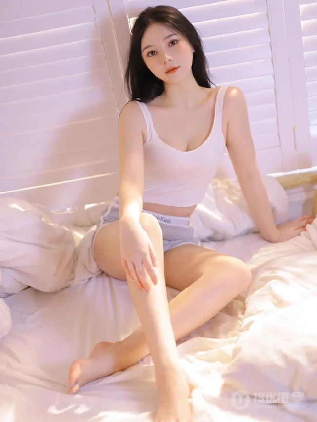 又纯又欲的气质浅粉女生身着紧身白背心短裤显白皙好看上围身材写真图集