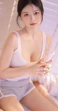 又纯又欲的气质浅粉女生身着紧身白背心短裤显白皙好看上围身材写真图集