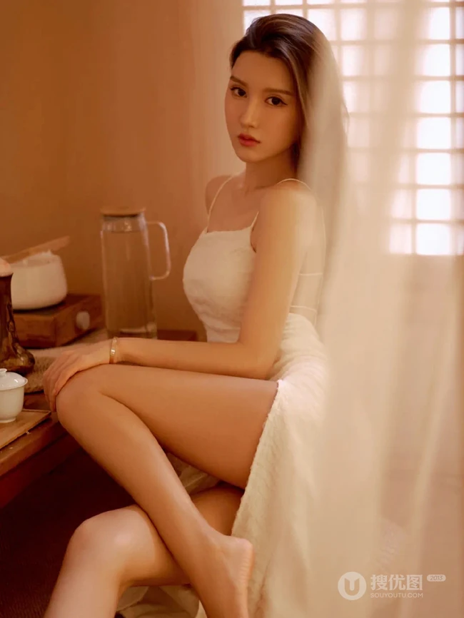 怎么都看不够的优雅气质女生小姐姐肩带开叉露背连衣裙穿着居家温馨写真图集
