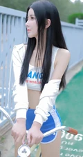 黑直长发高颜值女生小姐姐短款装运动背心短裤穿着骑自行车街拍写真图集