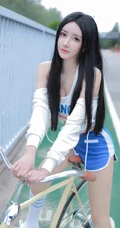 黑直长发高颜值女生小姐姐短款装运动背心短裤穿着骑自行车街拍写真图集