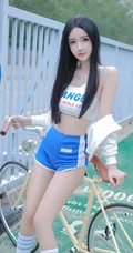 黑直长发高颜值女生小姐姐短款装运动背心短裤穿着骑自行车街拍写真图集