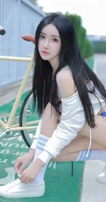 黑直长发高颜值女生小姐姐短款装运动背心短裤穿着骑自行车街拍写真图集