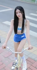 黑直长发高颜值女生小姐姐短款装运动背心短裤穿着骑自行车街拍写真图集