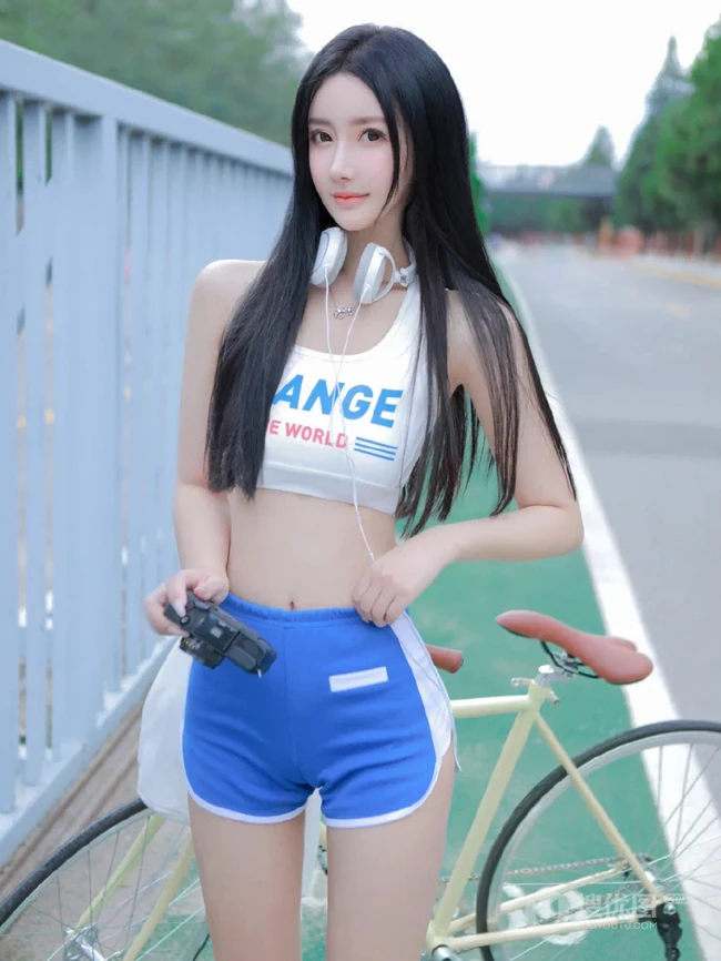 黑直长发高颜值女生小姐姐短款装运动背心短裤穿着骑自行车街拍写真图集