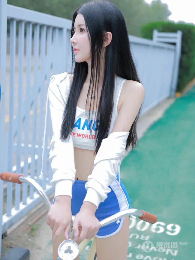 黑直长发高颜值女生小姐姐短款装运动背心短裤穿着骑自行车街拍写真图集