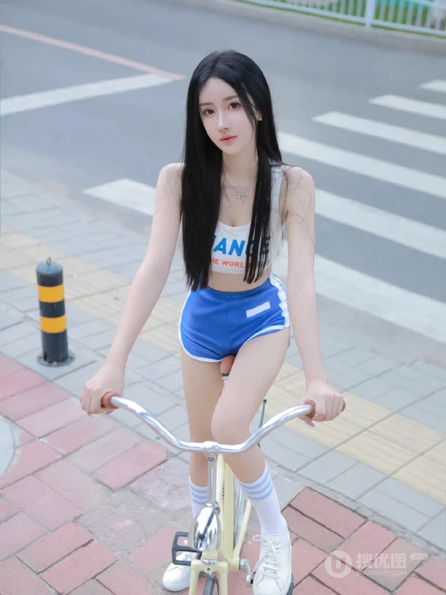 黑直长发高颜值女生小姐姐短款装运动背心短裤穿着骑自行车街拍写真图集