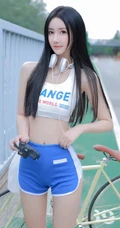 黑直长发高颜值女生小姐姐短款装运动背心短裤穿着骑自行车街拍写真图集